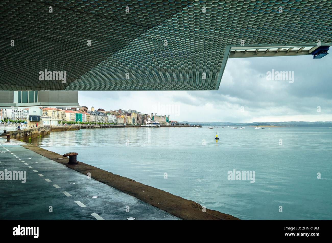 SANTANDER, ESPAGNE - 8 JUILLET 2021 : vue sur la baie de Santander depuis le Centre Botin, un centre d'art de Santander (Cantabrie, Espagne). Le bâtiment a été conçu par l'architecte Renzo Piano, inauguré en 2017 Banque D'Images