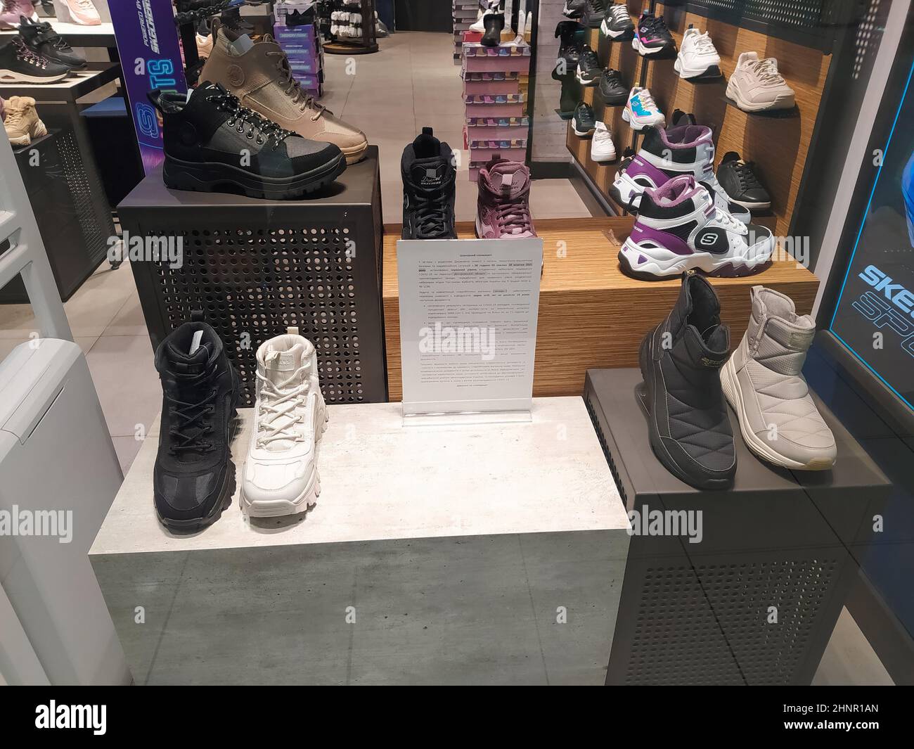 Kiyv, Ukraine - 8 décembre 2021 : chaussures Skechers à la boutique du centre commercial. Banque D'Images