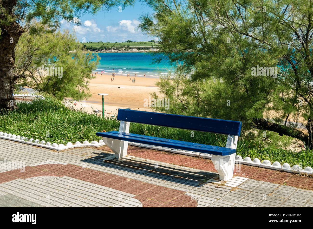 SANTANDER, ESPAGNE - 9 JUILLET 2021 : plage de Sardinero à Santander, vue depuis un parc Banque D'Images