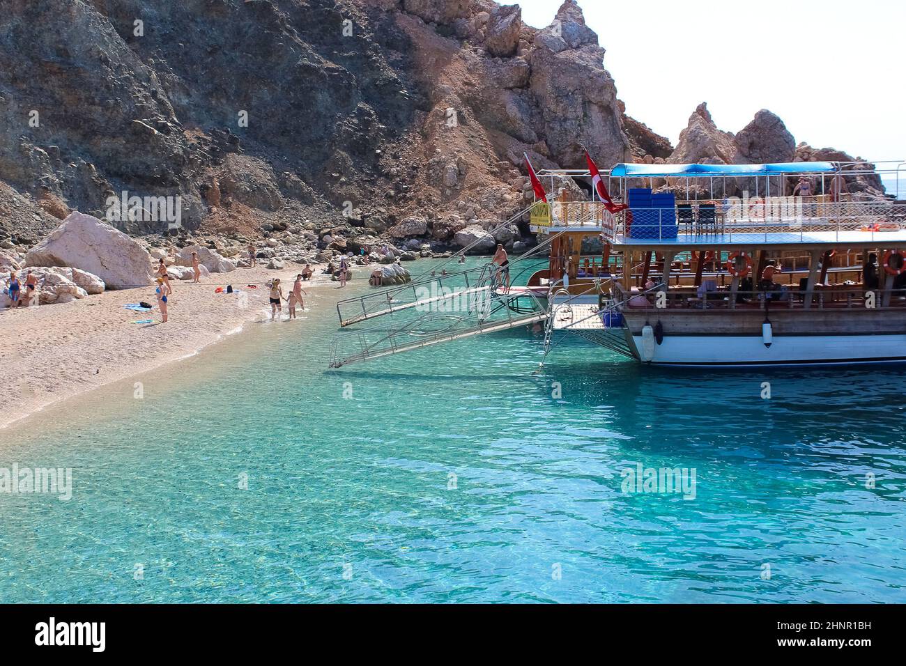 Antalya, Turquie - 15 Oktober 2020: Personnes nageant à la célèbre mer bleue à Suluada Banque D'Images
