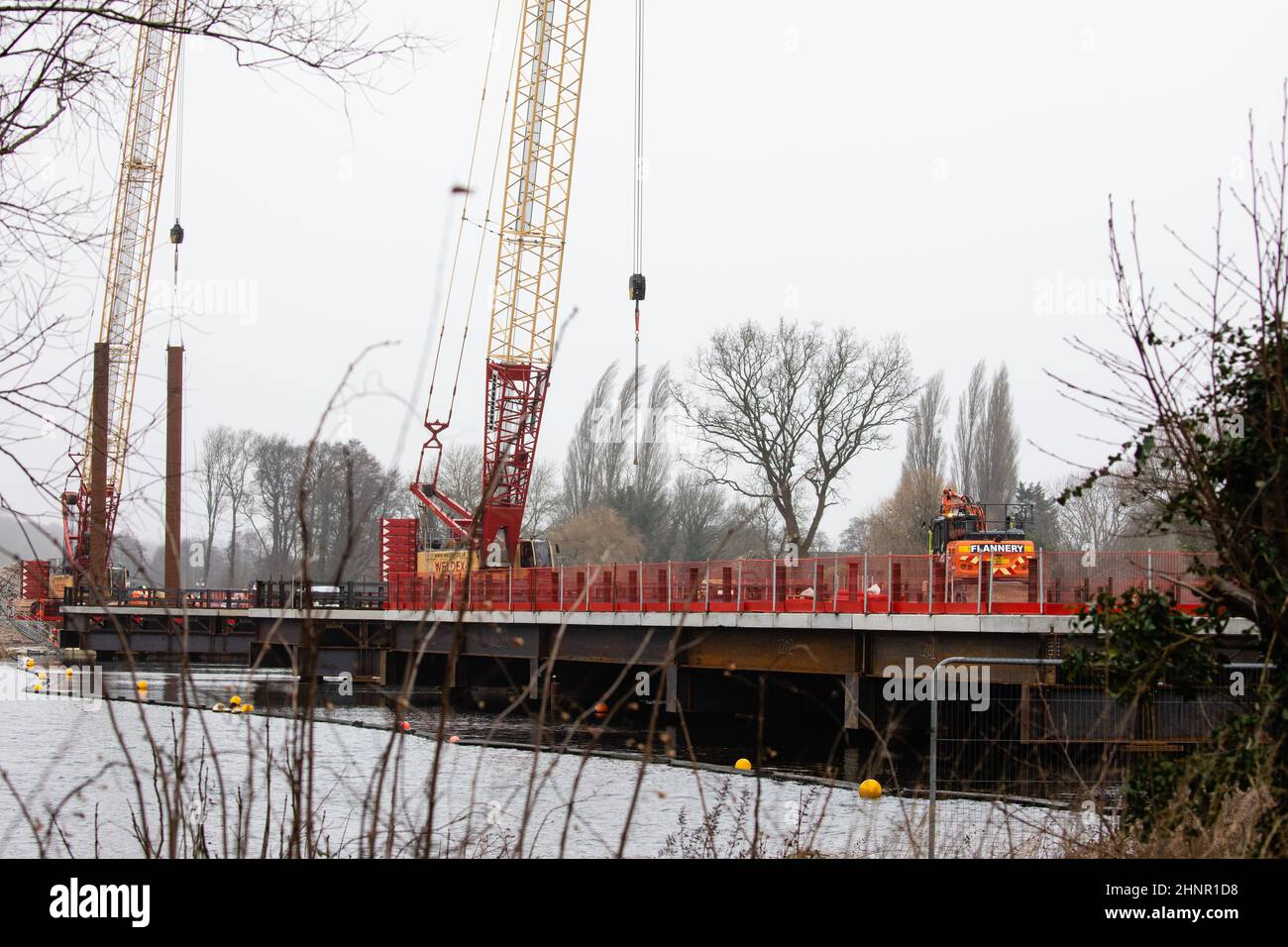 Harefield, Royaume-Uni. 16th février 2022. Travaux préparatoires à la liaison ferroviaire à grande vitesse de HS2 au lac Savay, dans la vallée de Colne. La route HS2 traversera les voies navigables et les lacs du parc régional de la vallée de Colne au moyen du viaduc de la vallée de Colne qui deviendra le plus long pont ferroviaire du Royaume-Uni. Crédit : Mark Kerrison/Alamy Live News Banque D'Images