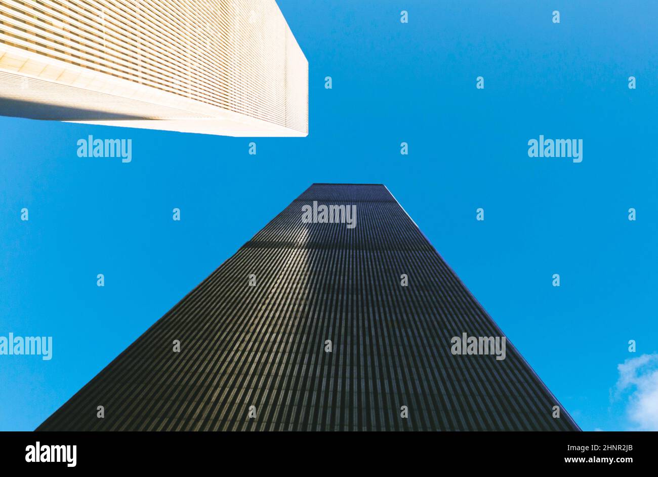 Tours jumelles à New York sous ciel bleu Banque D'Images