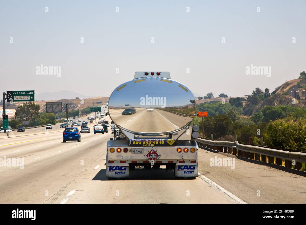 Réflexion d'une voiture dans un camion chromé transportant des liquides Banque D'Images