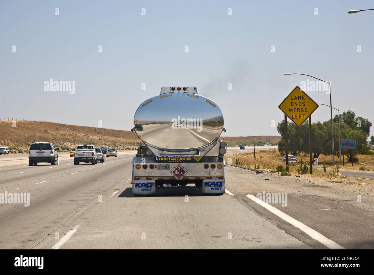 Réflexion d'une voiture dans un camion chromé transportant des liquides Banque D'Images