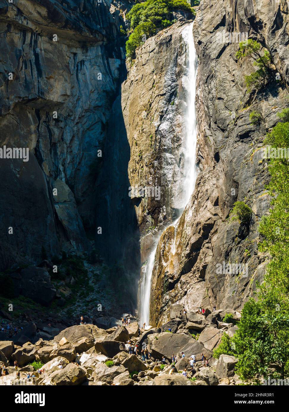 Les touristes rafraîchissent leurs jambes dans le lac de la chute d'eau inférieure de Yosemite Banque D'Images