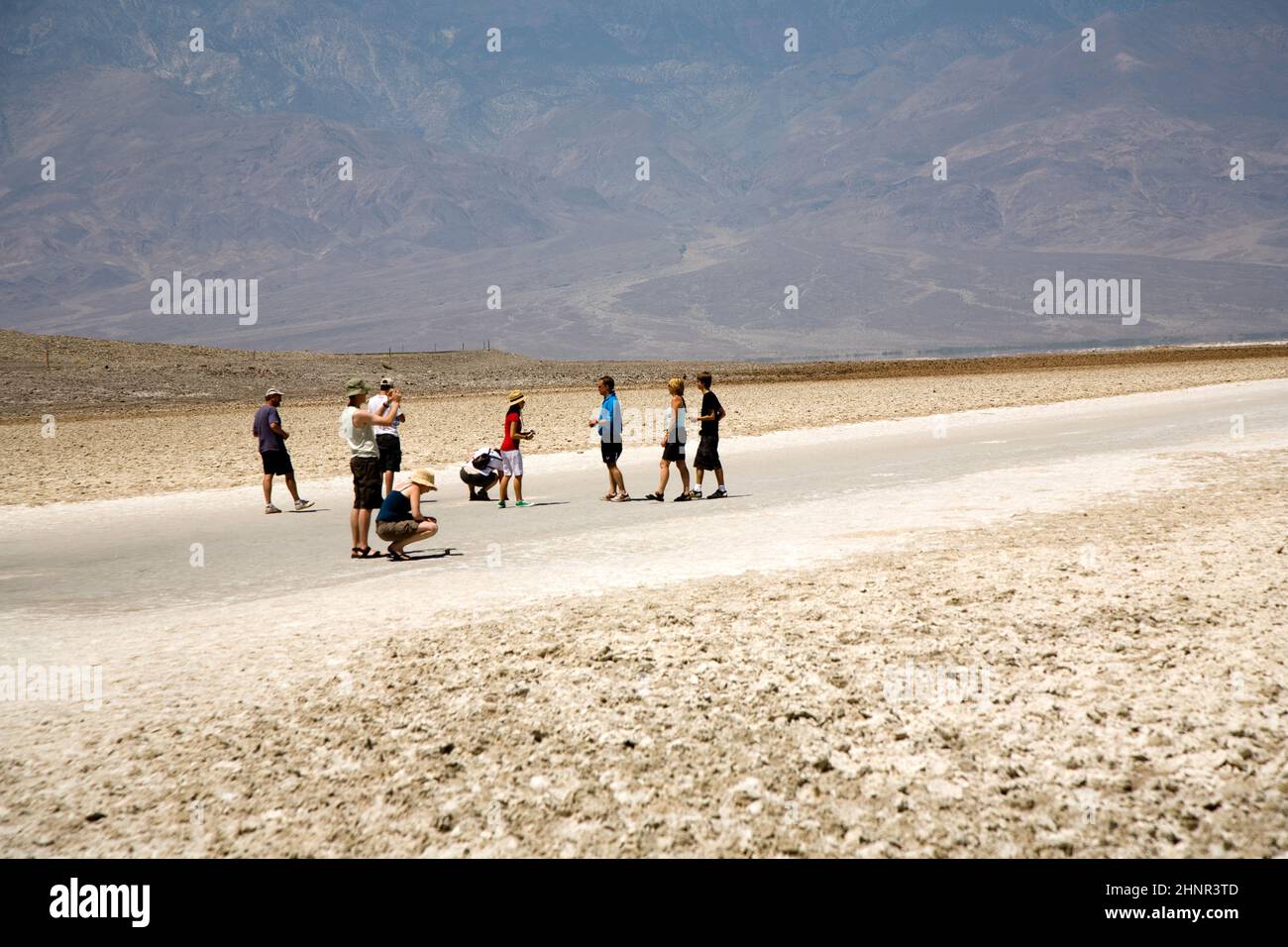 Badwater, point le plus profond des Etats-Unis, Saltsee a mélangé avec des minéraux dans la vallée du désert Banque D'Images