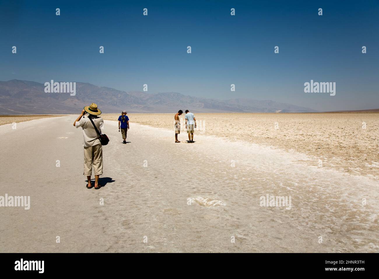 Badwater, point le plus profond des Etats-Unis, Saltsee a mélangé avec des minéraux dans la vallée du désert Banque D'Images
