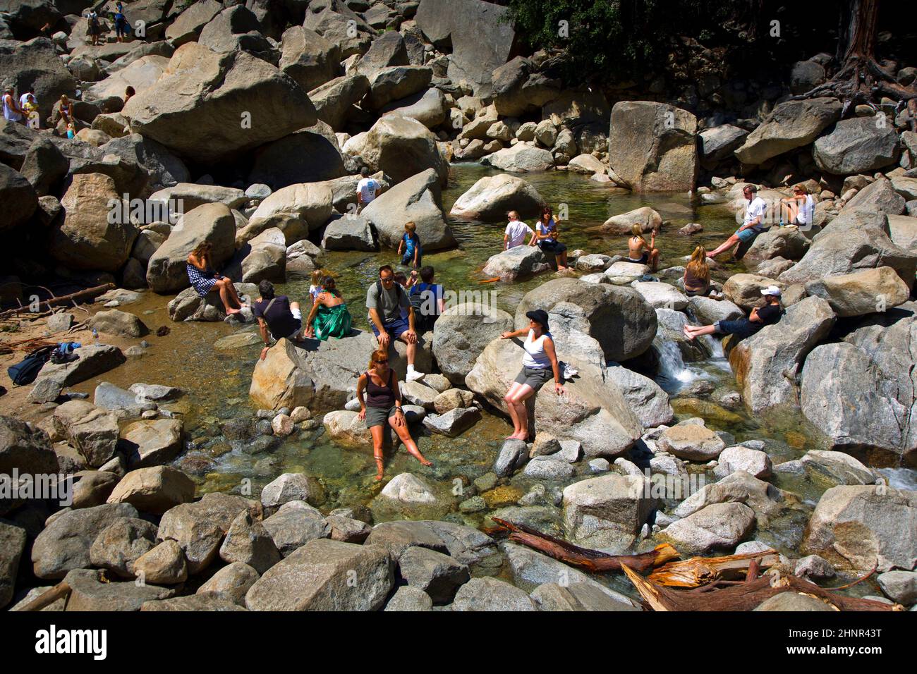 Les touristes rafraîchissent leurs jambes dans le lac de la chute d'eau inférieure de Yosemite Banque D'Images