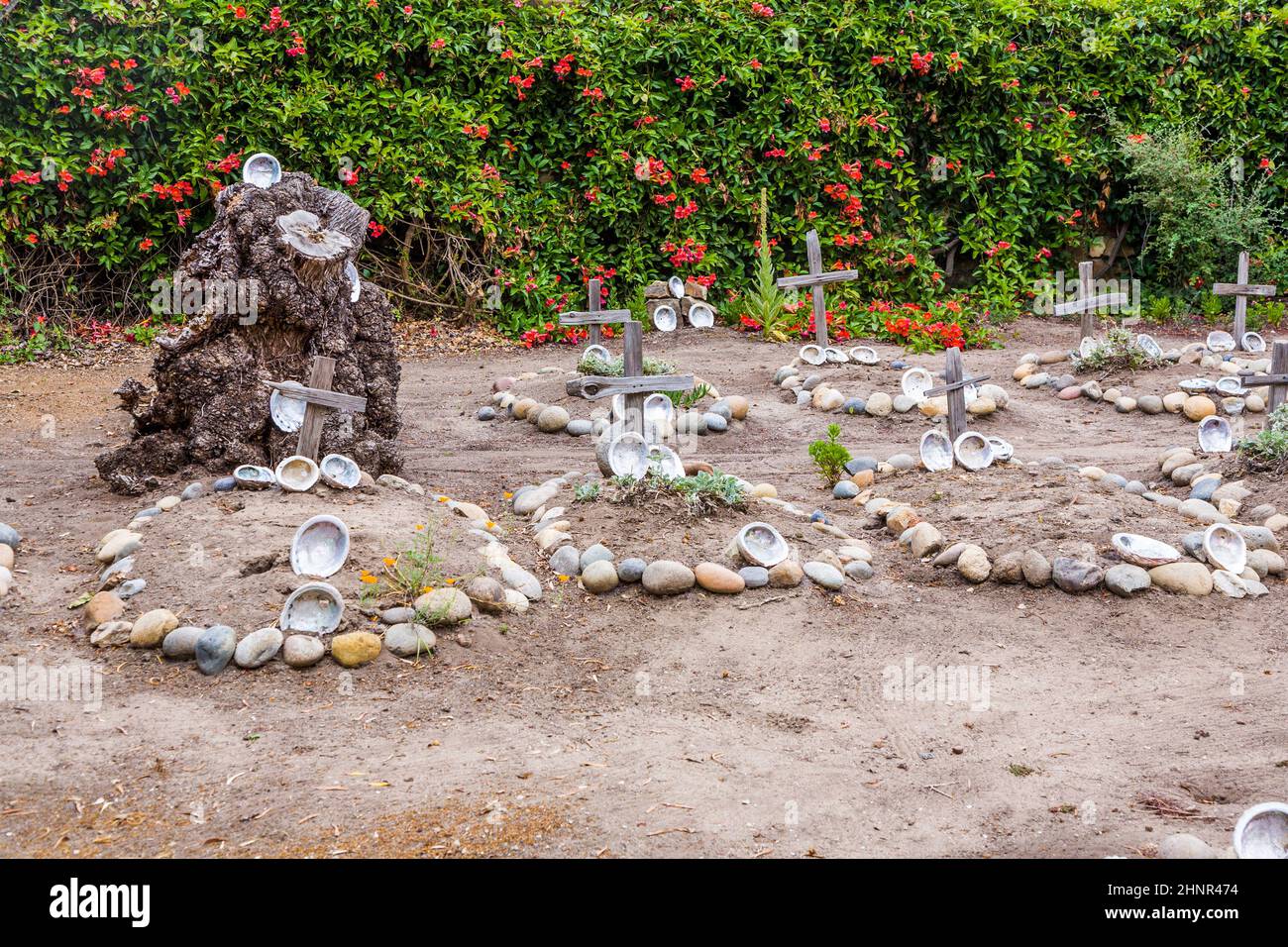 Cimetière de Carmel Mission avec tombes d'indiens décorées de coquillages Banque D'Images
