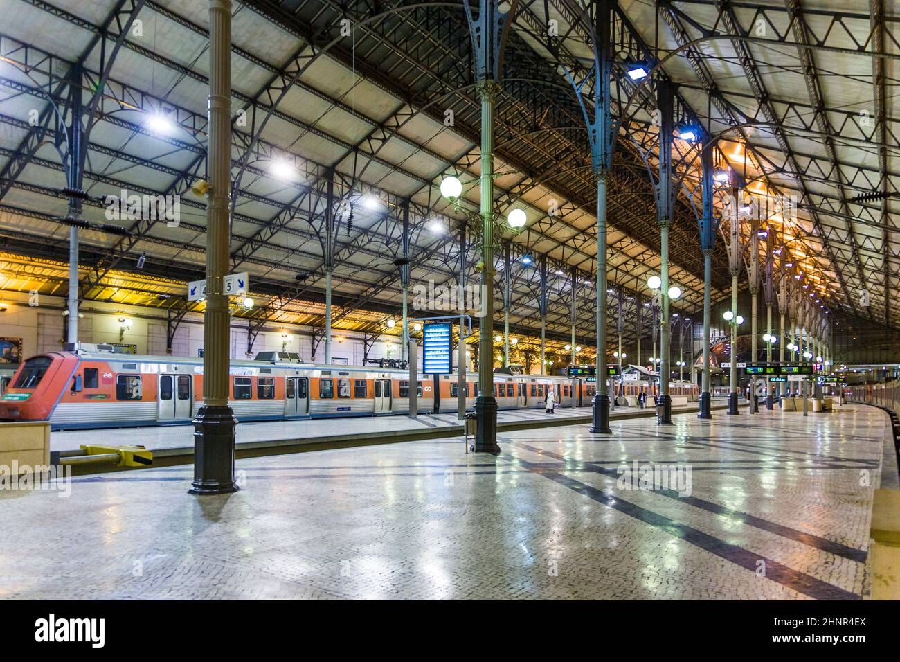 La gare de Rossio de nuit à Lisbonne, Portugal Banque D'Images