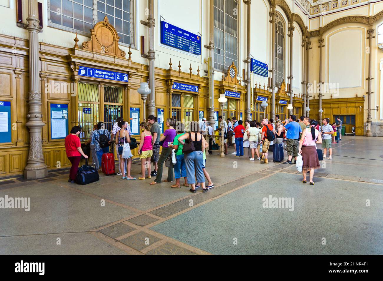 Les gens achètent des billets dans la célèbre gare de West train Station Banque D'Images