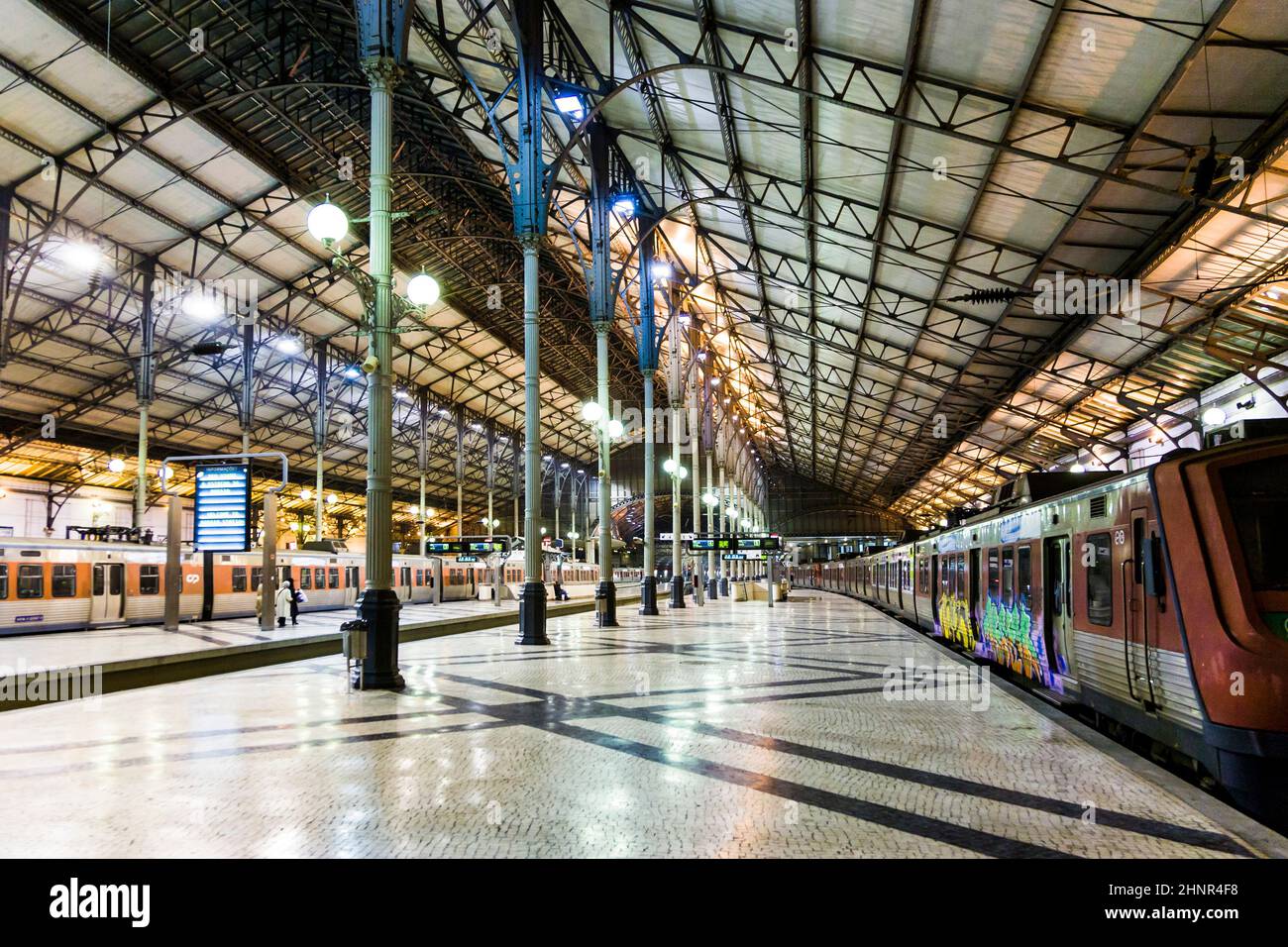 La gare de Rossio de nuit à Lisbonne, Portugal Banque D'Images