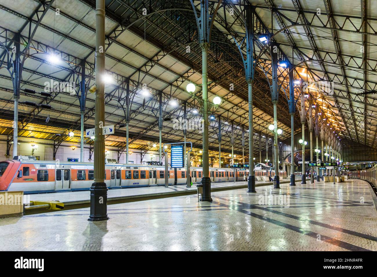 La gare de Rossio de nuit à Lisbonne, Portugal Banque D'Images