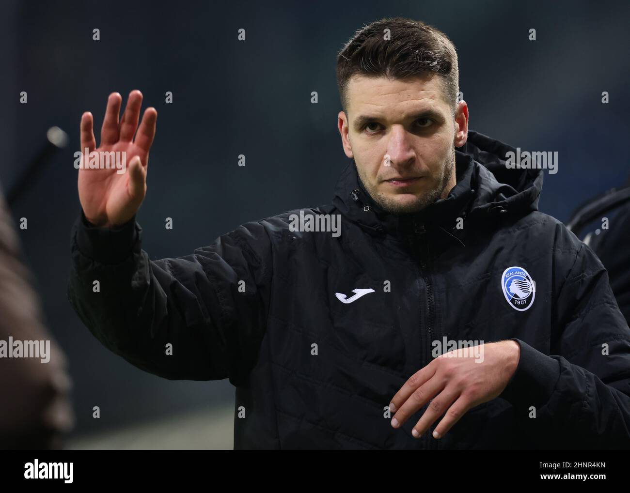 Bergame, Italie, 17th février 2022. Berat Djimsiti d'Atalanta aves aux fans après le coup de sifflet final du match de l'UEFA Europa League au Gewiss Stadium, Bergame. Le crédit photo devrait se lire: Jonathan Moscrop / Sportimage Banque D'Images