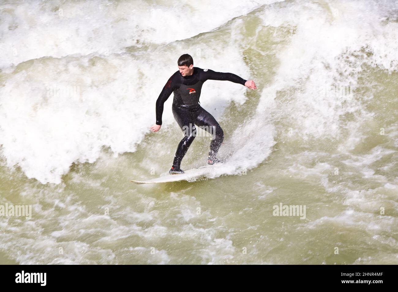 Surfeur surfent à l'Isar en vagues énormes Banque D'Images