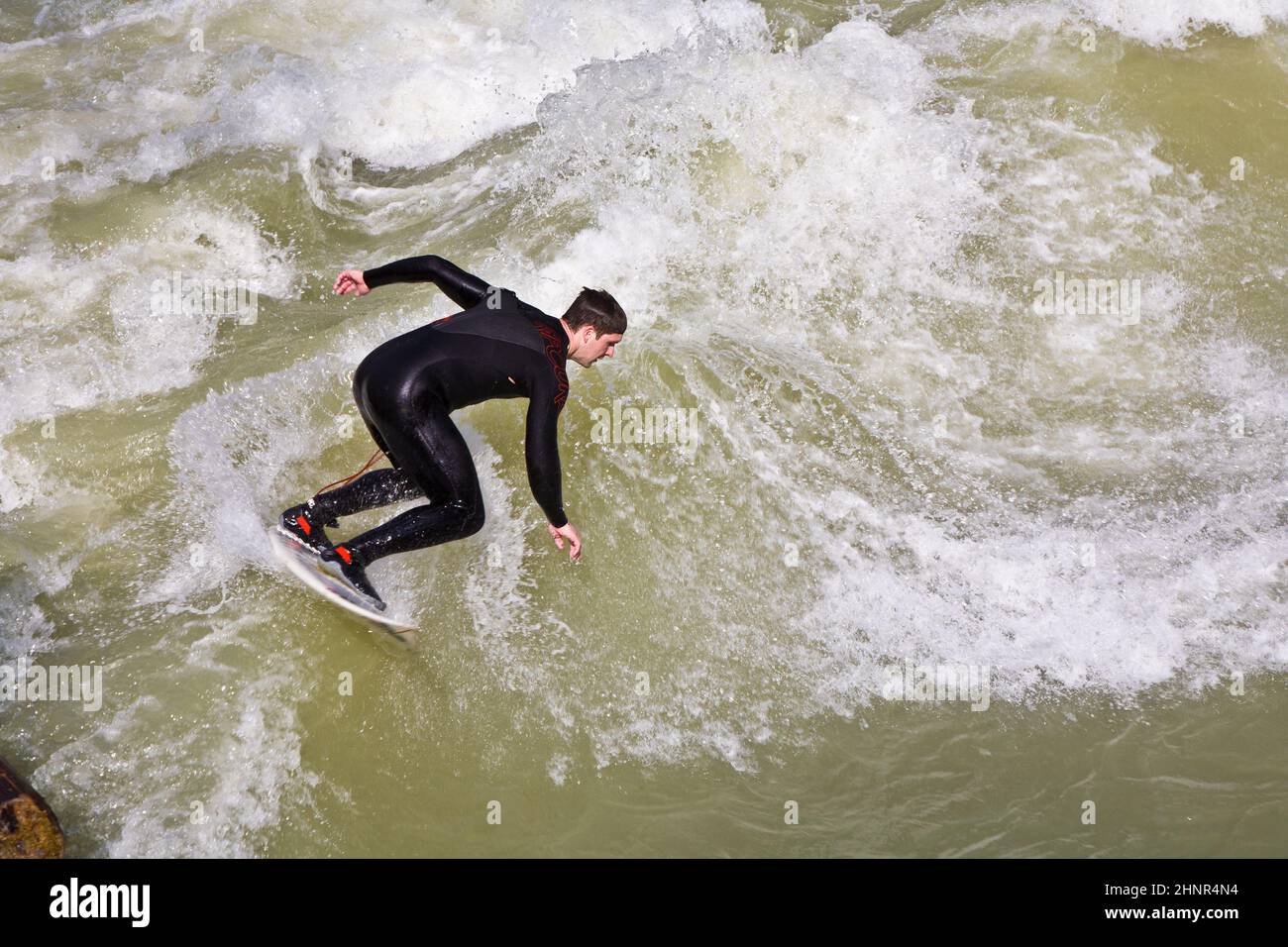Surfeur surfent à l'Isar en vagues énormes pour l'événement d'ouverture de saison au pont Wittelsbacher Banque D'Images