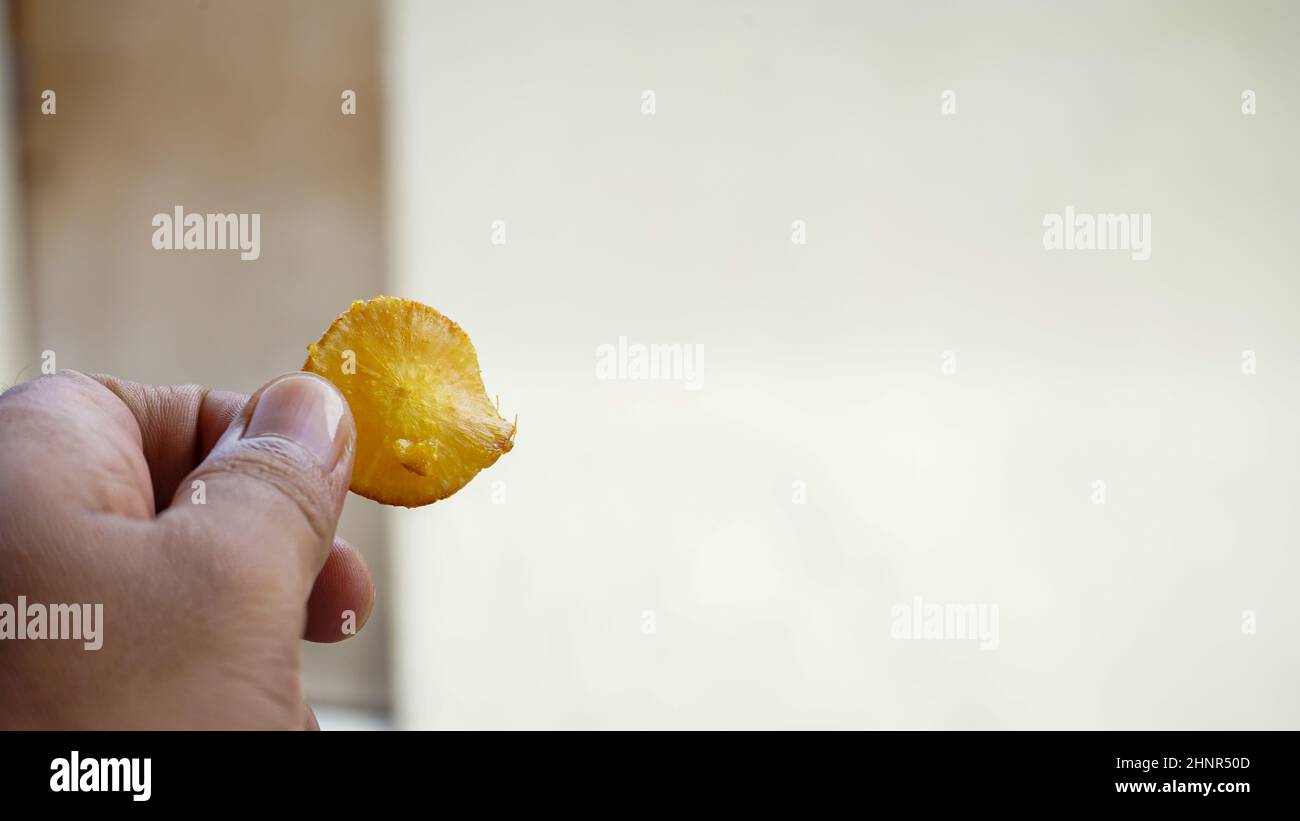 Gros plan du gâteau au manioc et des chips sur la table Banque D'Images