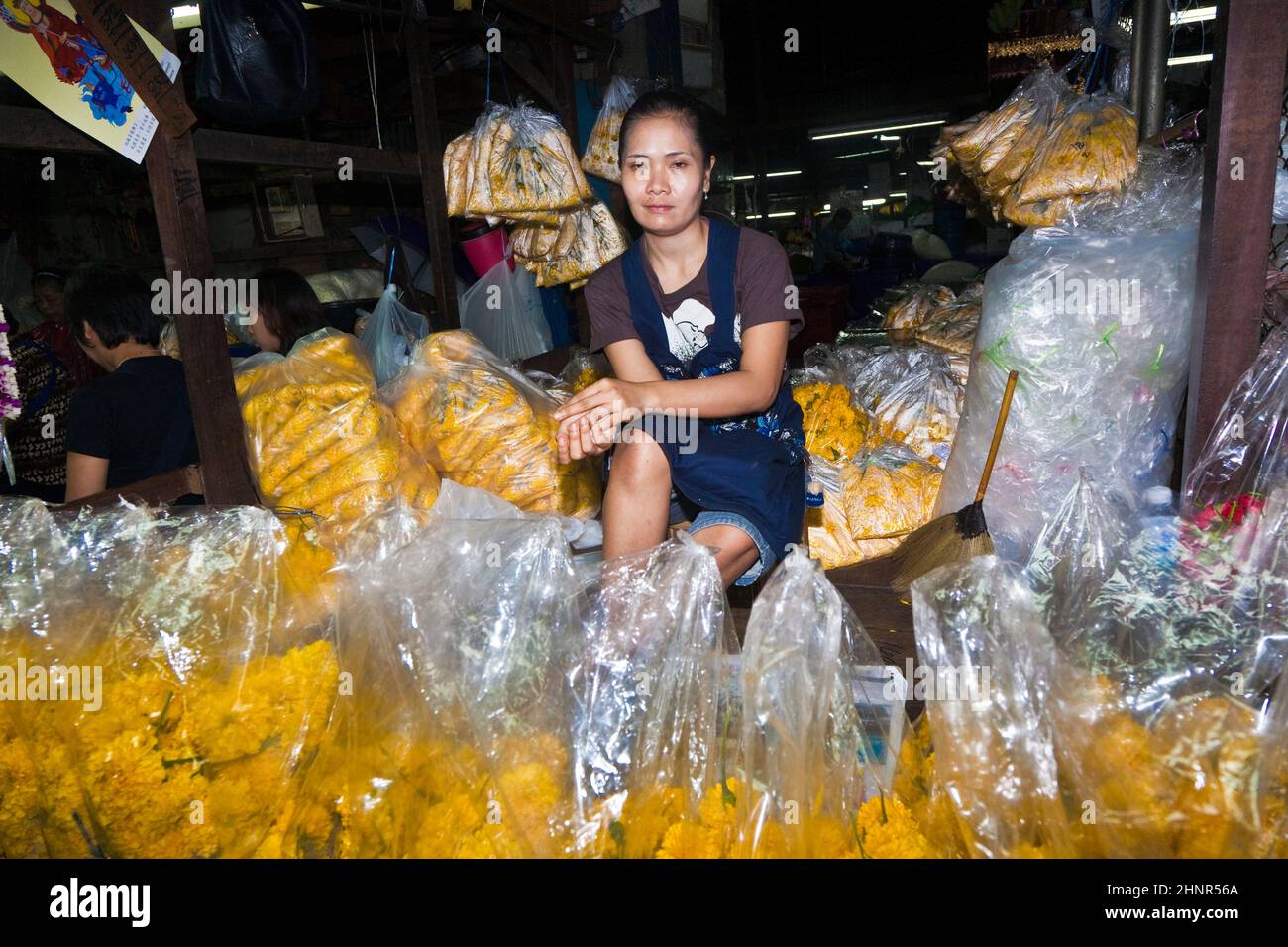 les femmes vendent des fleurs fraîches au marché du matin Banque D'Images