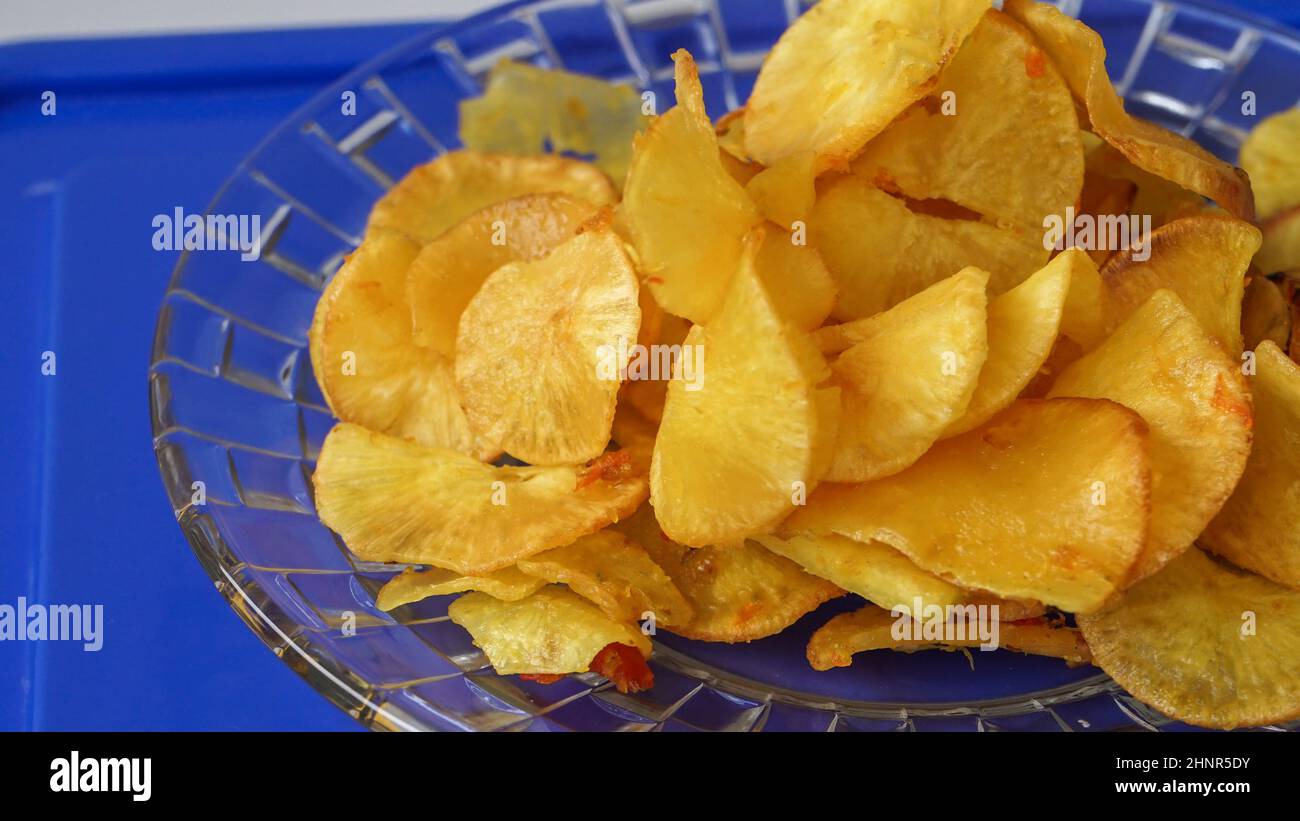 Gros plan du gâteau au manioc et des chips sur la table Banque D'Images