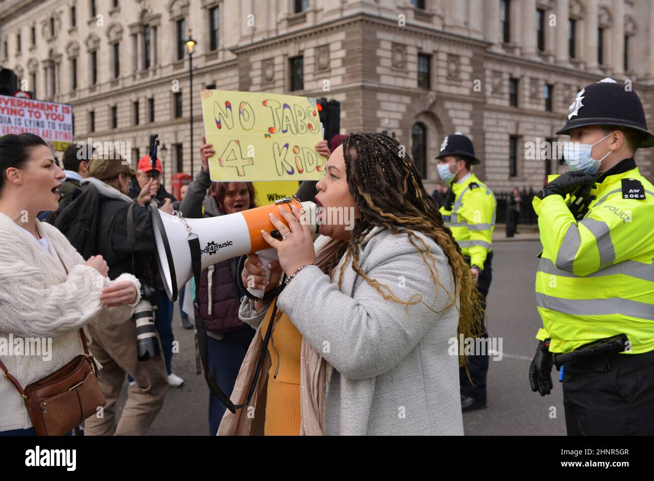 Londres, Royaume-Uni. 17th févr. 2022. Un manifestant a crié à travers un mégaphone sur la place du Parlement pendant la manifestation.des militants anti-vax ont défilé de la place du Parlement à Downing Street pour protester contre la vaccination des enfants. (Photo de Thomas Krych/SOPA Images/Sipa USA) crédit: SIPA USA/Alay Live News Banque D'Images