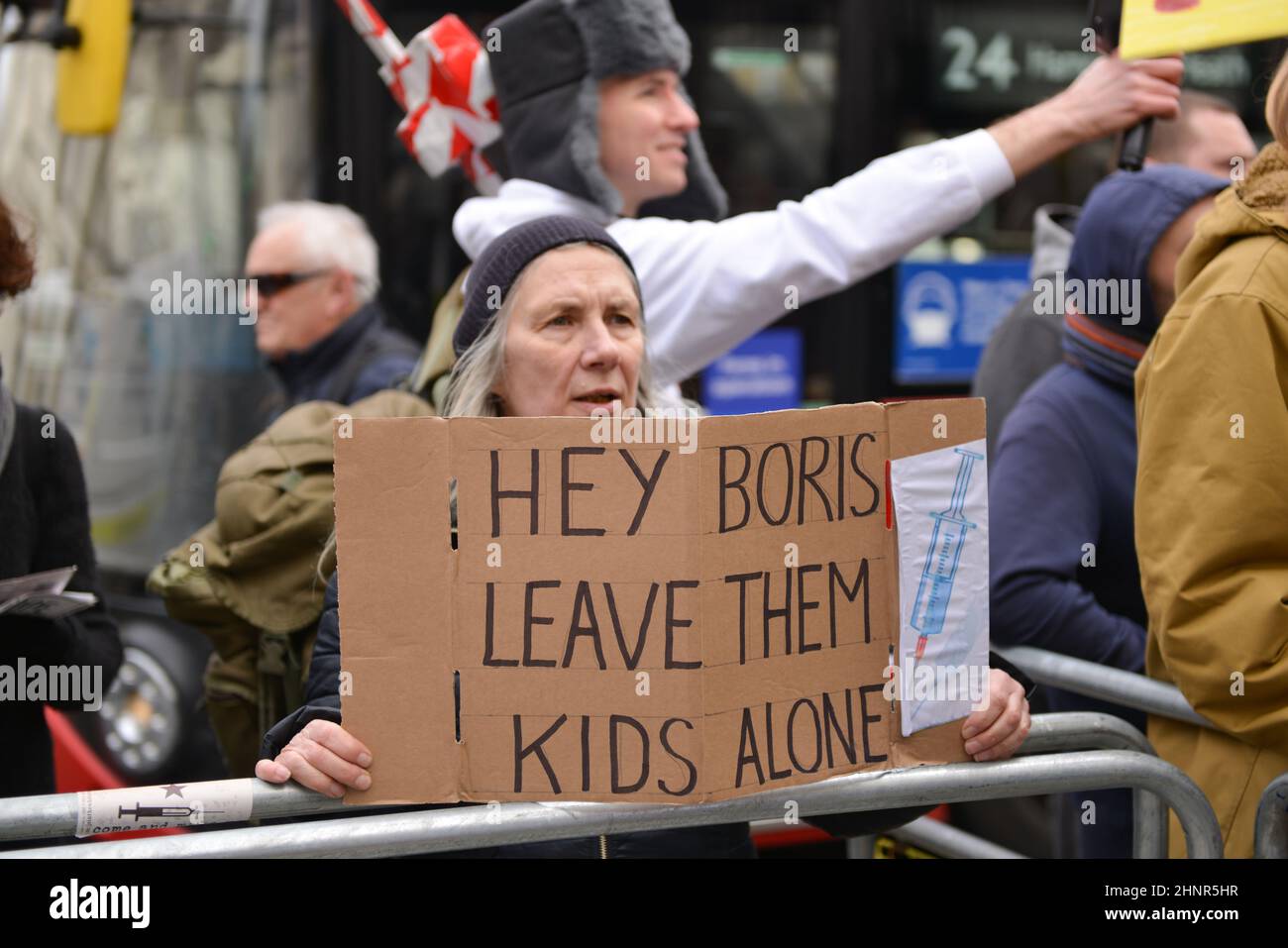 Londres, Royaume-Uni. 17th févr. 2022. Un manifestant tient un écriteau exprimant son opinion, en face de Downing Street pendant la manifestation.des militants anti-vax ont défilé de la place du Parlement à Downing Street pour protester contre la vaccination des enfants. (Photo de Thomas Krych/SOPA Images/Sipa USA) crédit: SIPA USA/Alay Live News Banque D'Images