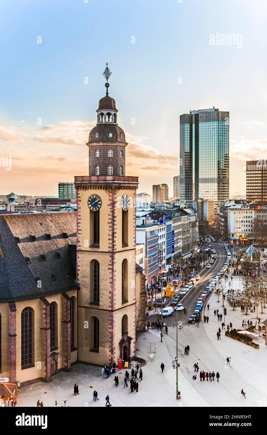 Vue sur Hauptwache avec l'église Kathrin Banque D'Images
