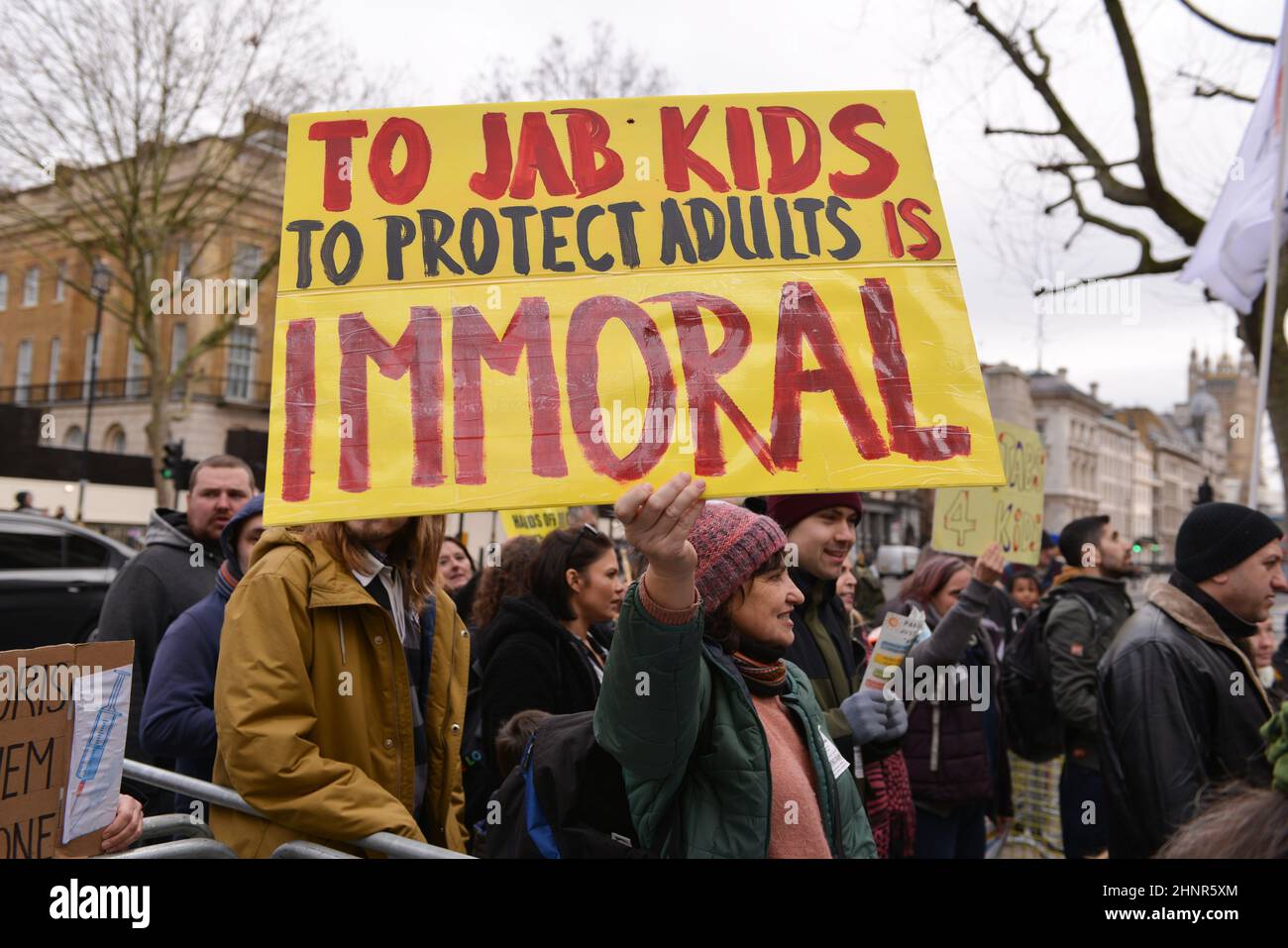 Londres, Royaume-Uni. 17th févr. 2022. Un manifestant tient un écriteau exprimant son opinion, en face de Downing Street pendant la manifestation.des militants anti-vax ont défilé de la place du Parlement à Downing Street pour protester contre la vaccination des enfants. (Photo de Thomas Krych/SOPA Images/Sipa USA) crédit: SIPA USA/Alay Live News Banque D'Images