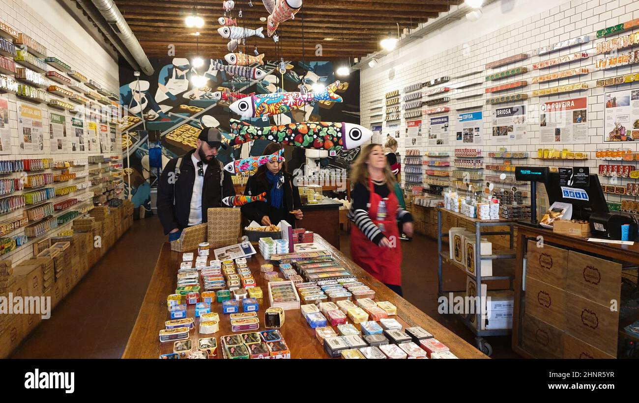 Lisbonne, Portugal - 11.08.2019: 'Loja das Conservas' élégant magasin vintage dédié au poisson en conserve. Célèbre attraction touristique de Lisbonne. Banque D'Images