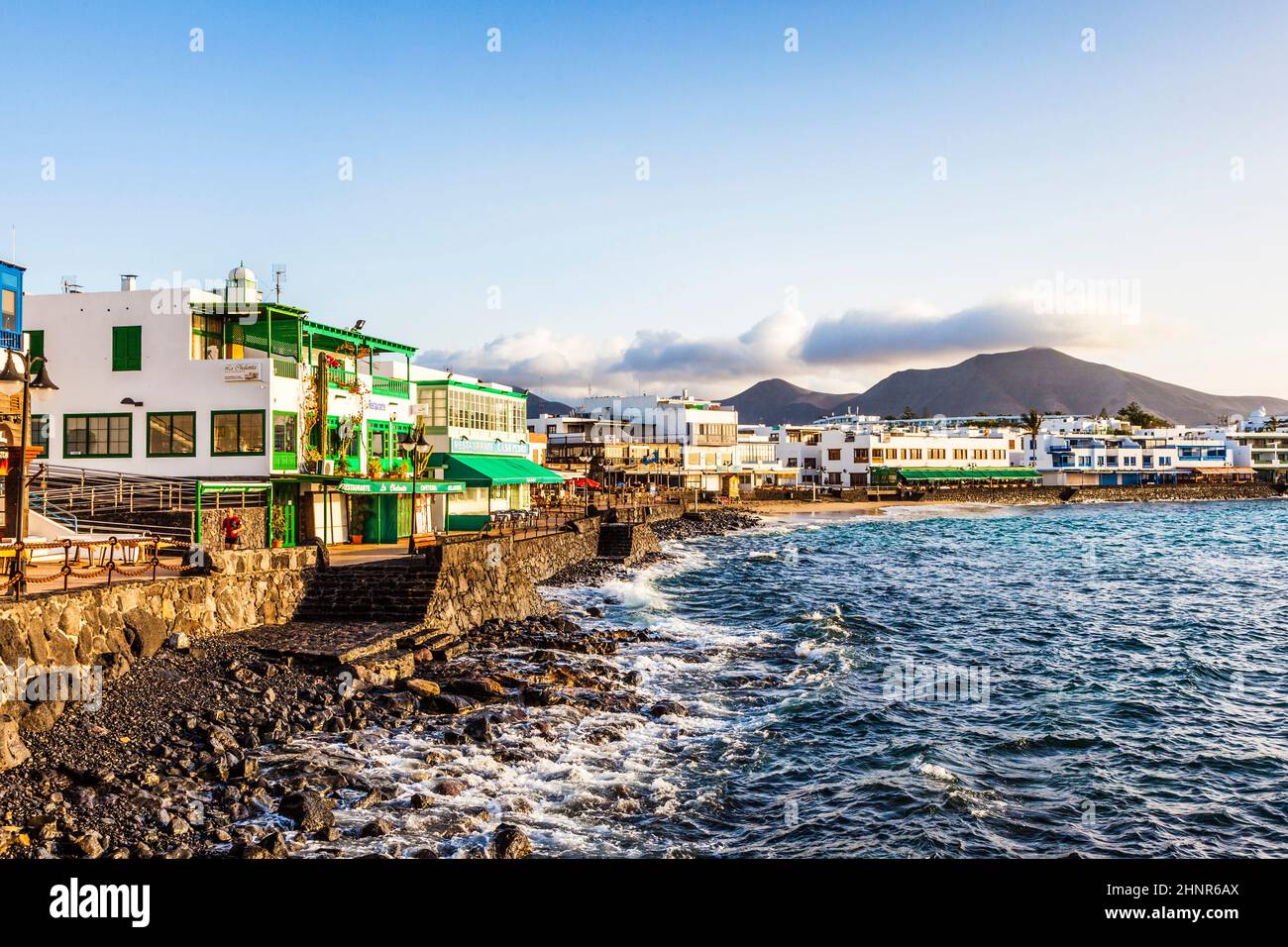 Promenade pittoresque de Playa Blanca avec bord de mer le matin Banque D'Images