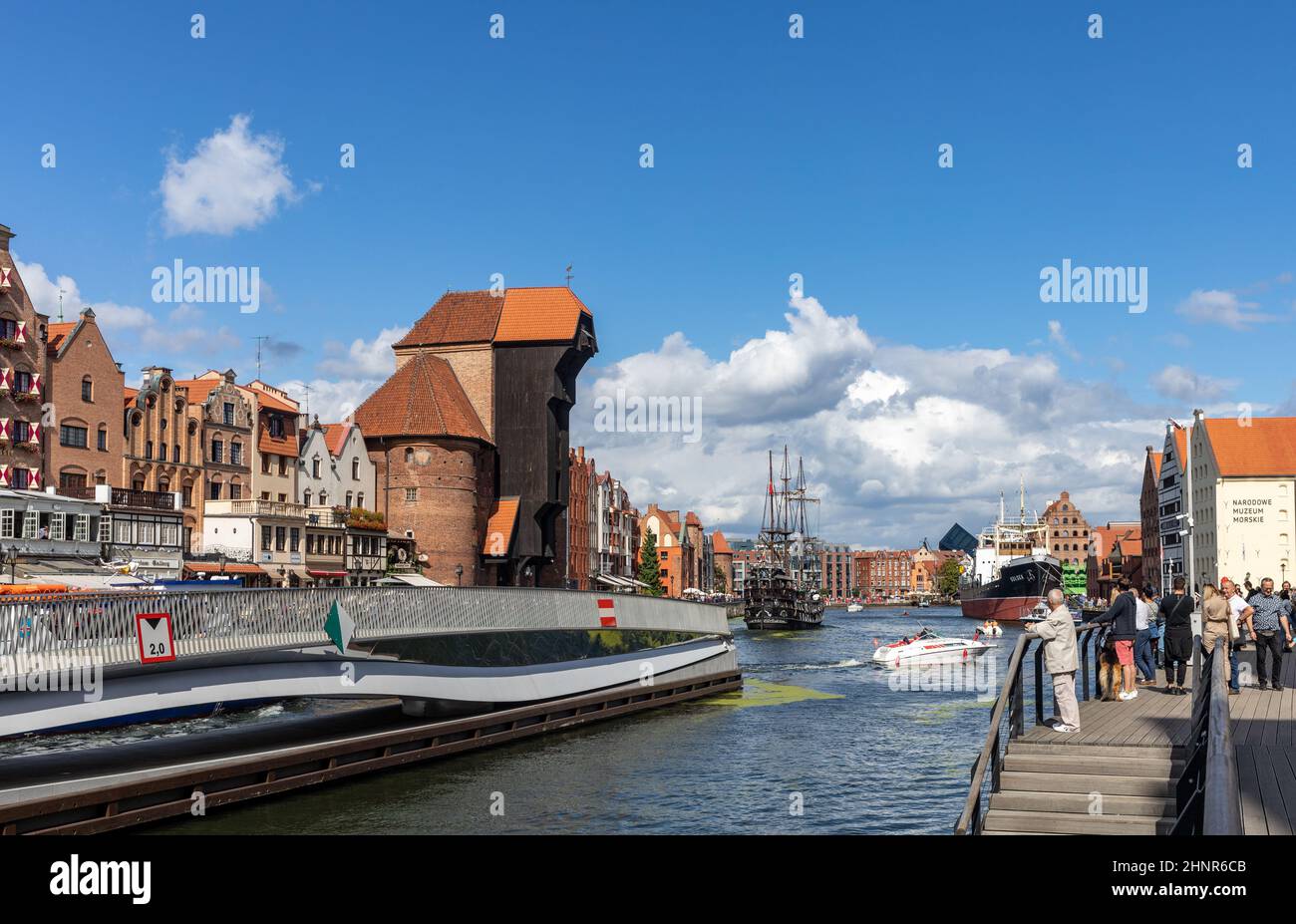 La vieille ville de Gdansk - des bâtiments historiques sur les rives de la rivière Motlawa Banque D'Images