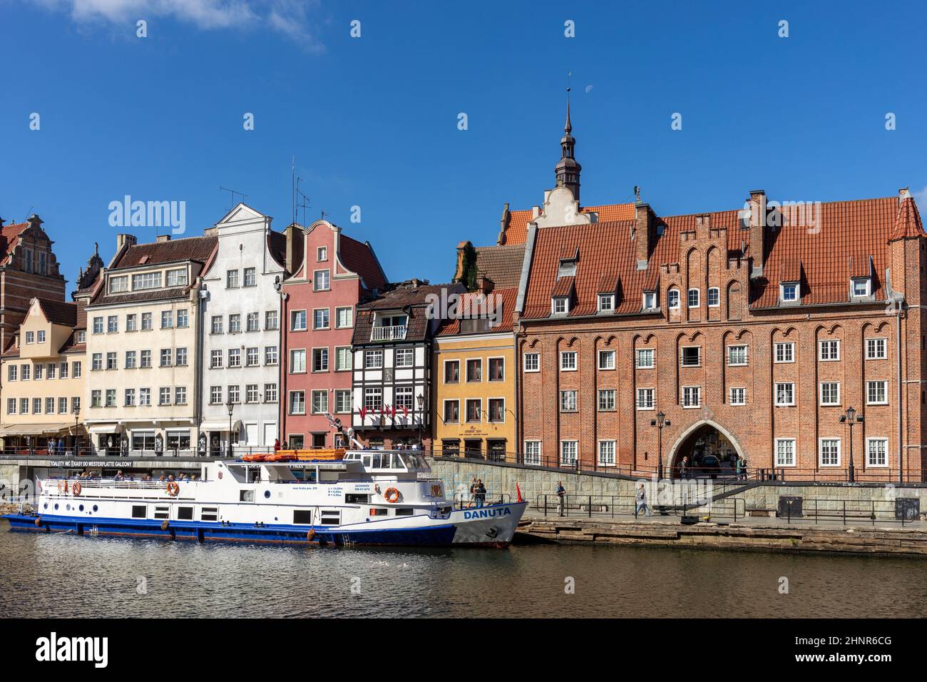 Gdansk, Pologne - Port passagers sur la rivière Motława et un bateau de croisière à Dlugie Pobrzeze Banque D'Images