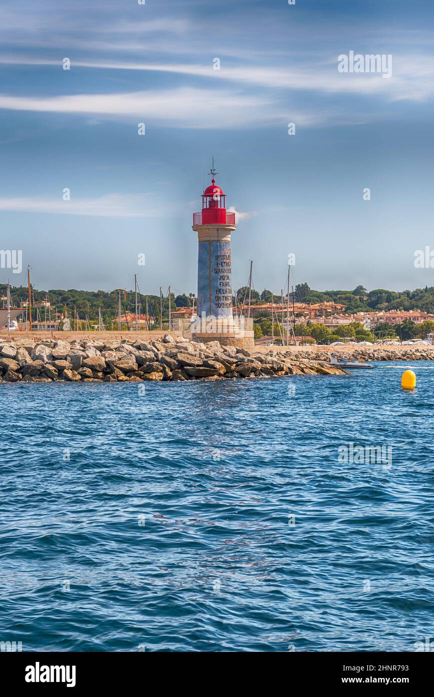 Phare emblématique dans le port de Saint-Tropez, Côte d'Azur, France Banque D'Images