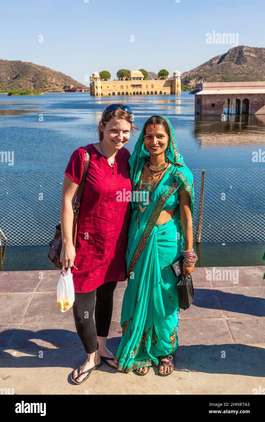 Portrait d'une fille indienne et occidentale en tenue ethnique colorée au lac Sagar à Jaipur Banque D'Images