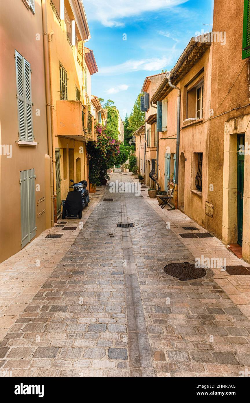 Promenade dans les rues pittoresques de Saint-Tropez, Côte d'Azur, France Banque D'Images