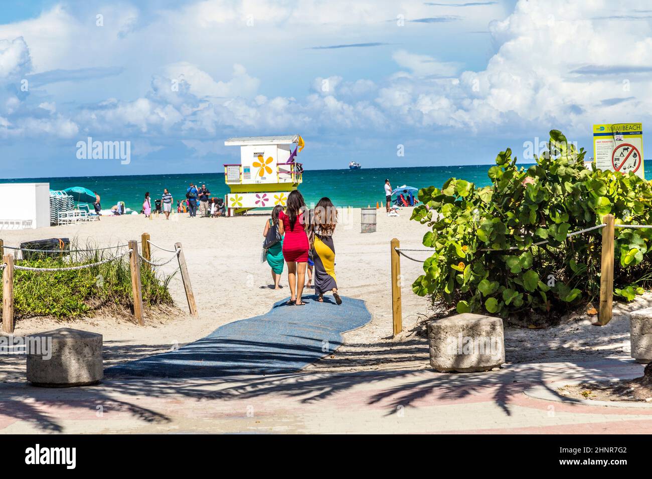 Les gens apprécient la chaude journée d'été à South Beach à Miami Banque D'Images