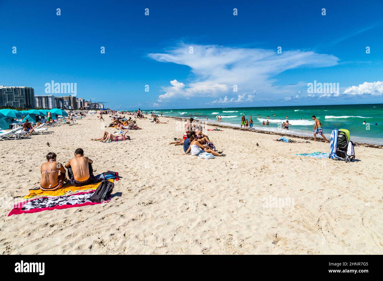 Les gens apprécient la chaude journée d'été à South Beach à Miami Banque D'Images