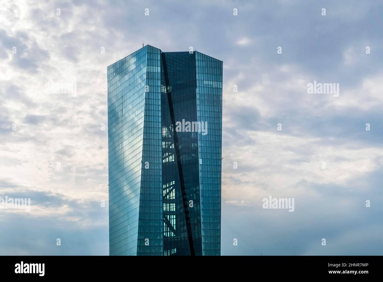 Façade de la BCE par temps nuageux Banque D'Images