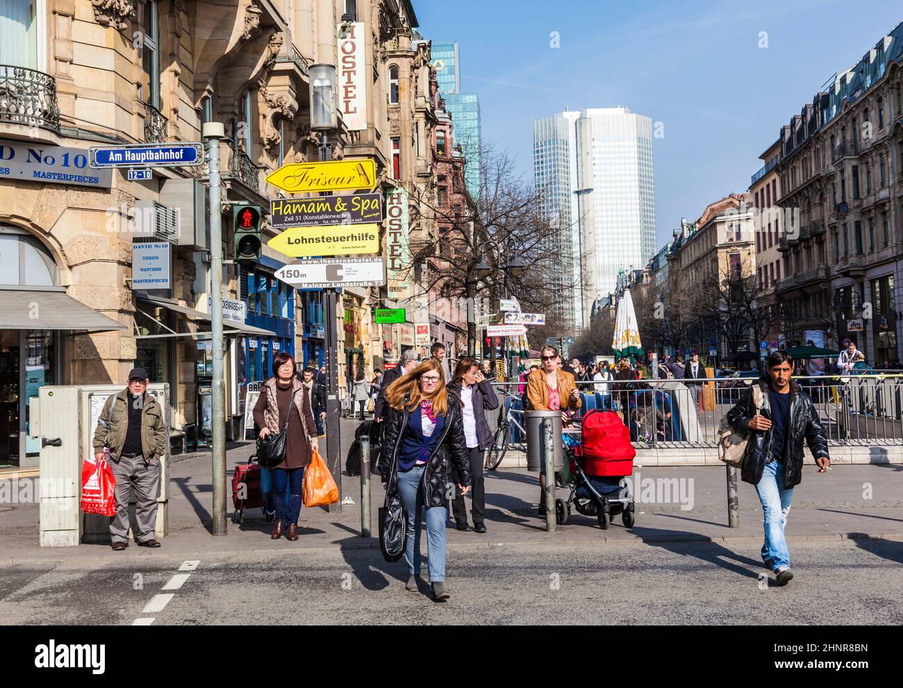 Les gens traversent la rue à l'endroit en face de la gare de Francfort Banque D'Images