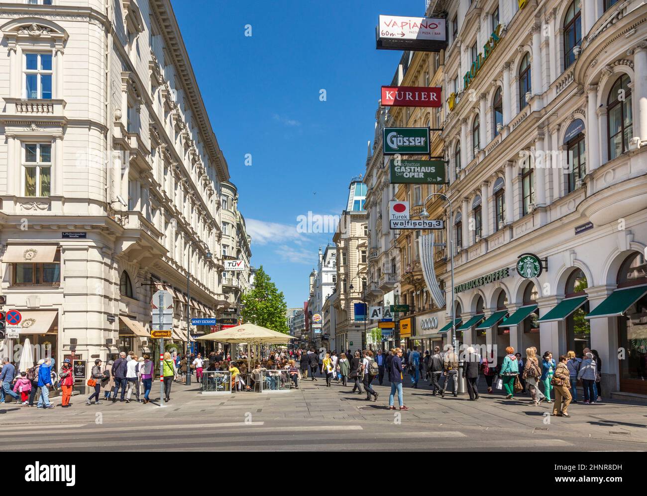 Les gens font du shopping dans la rue Carinthian Banque D'Images