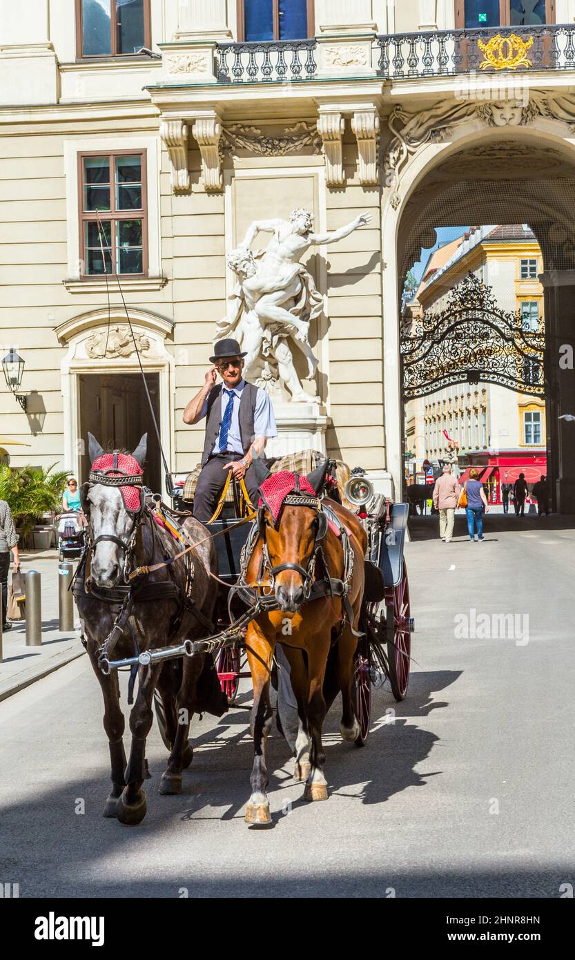 Equitation traditionnelle dans un Fiaker à travers le centre-ville de Vienne Banque D'Images