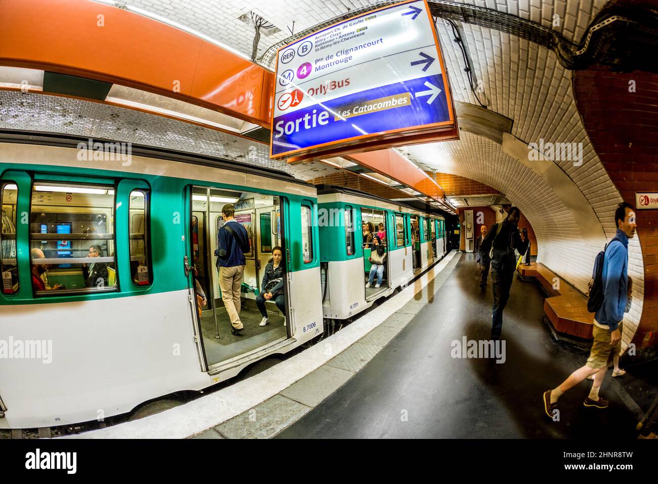 Touristes et habitants sur un métro à Paris Banque D'Images