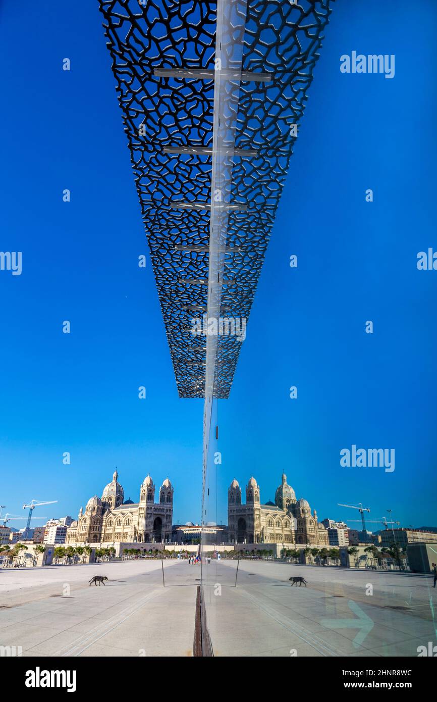 Le bâtiment moderne du Musée des civilisations européennes et méditerranéennes avec réflexion Banque D'Images