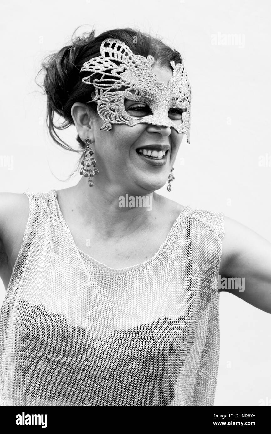 Portrait d'une femme portant un masque du carnaval de Venise sur fond clair. Salvador, Bahia, Brésil. Banque D'Images