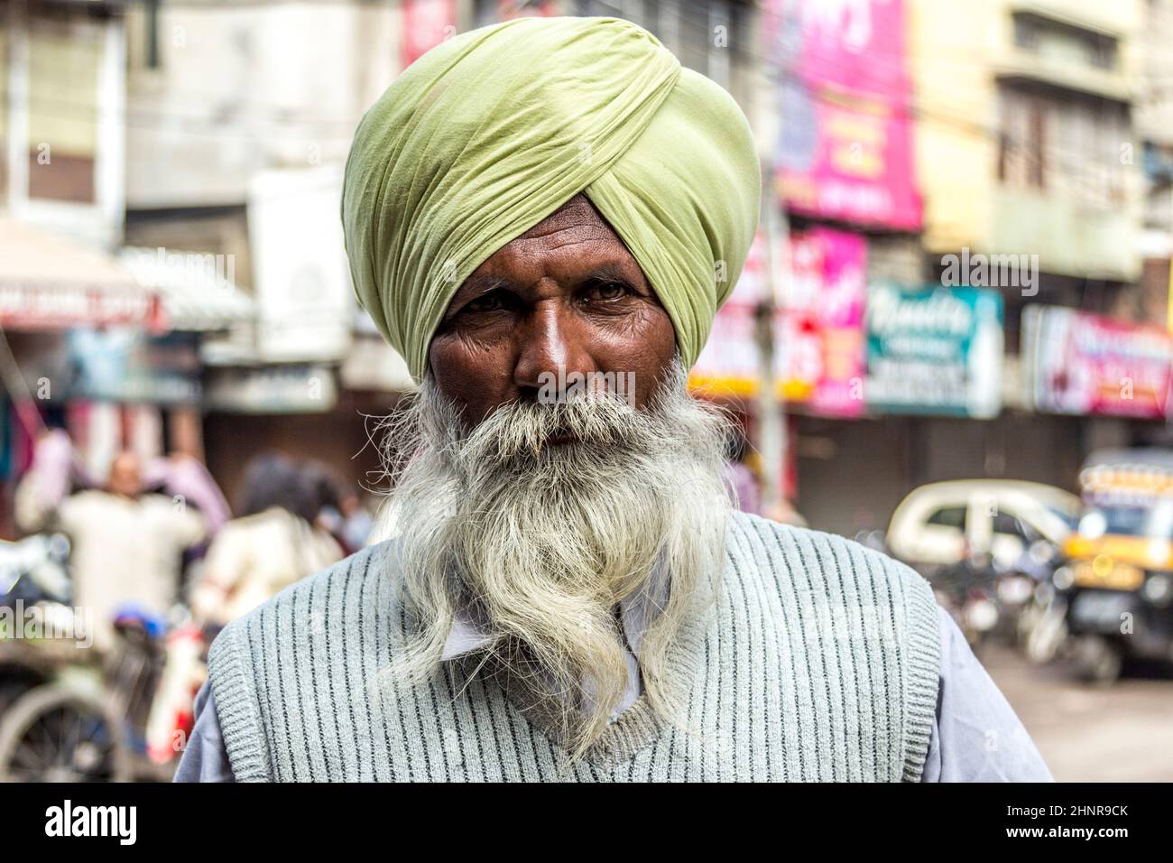 Portrait d'un vieil homme sikh avec une barbe blanche et une barbe de turban typiques Banque D'Images