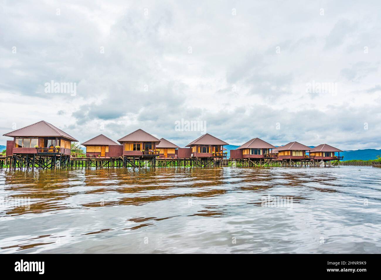 Shwe Inn Tha Floating Hotel au bord du lac inle Banque D'Images