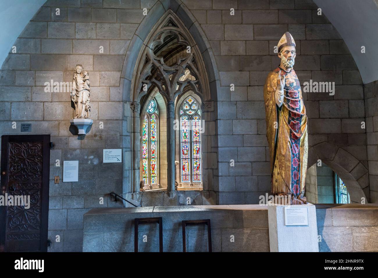 Les gens visitent le Sanctuaire au musée Cloisters de New York Banque D'Images