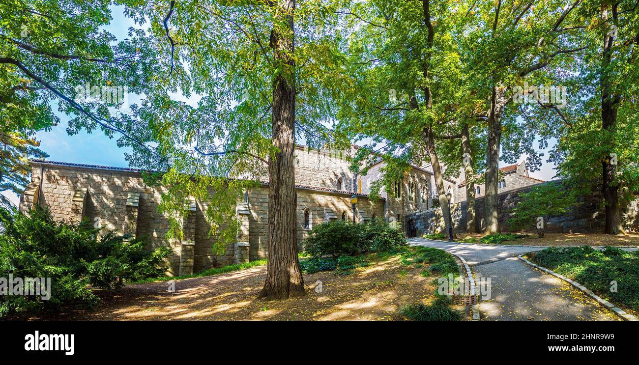 Les gens visitent le Sanctuaire au musée Cloisters de New York Banque D'Images