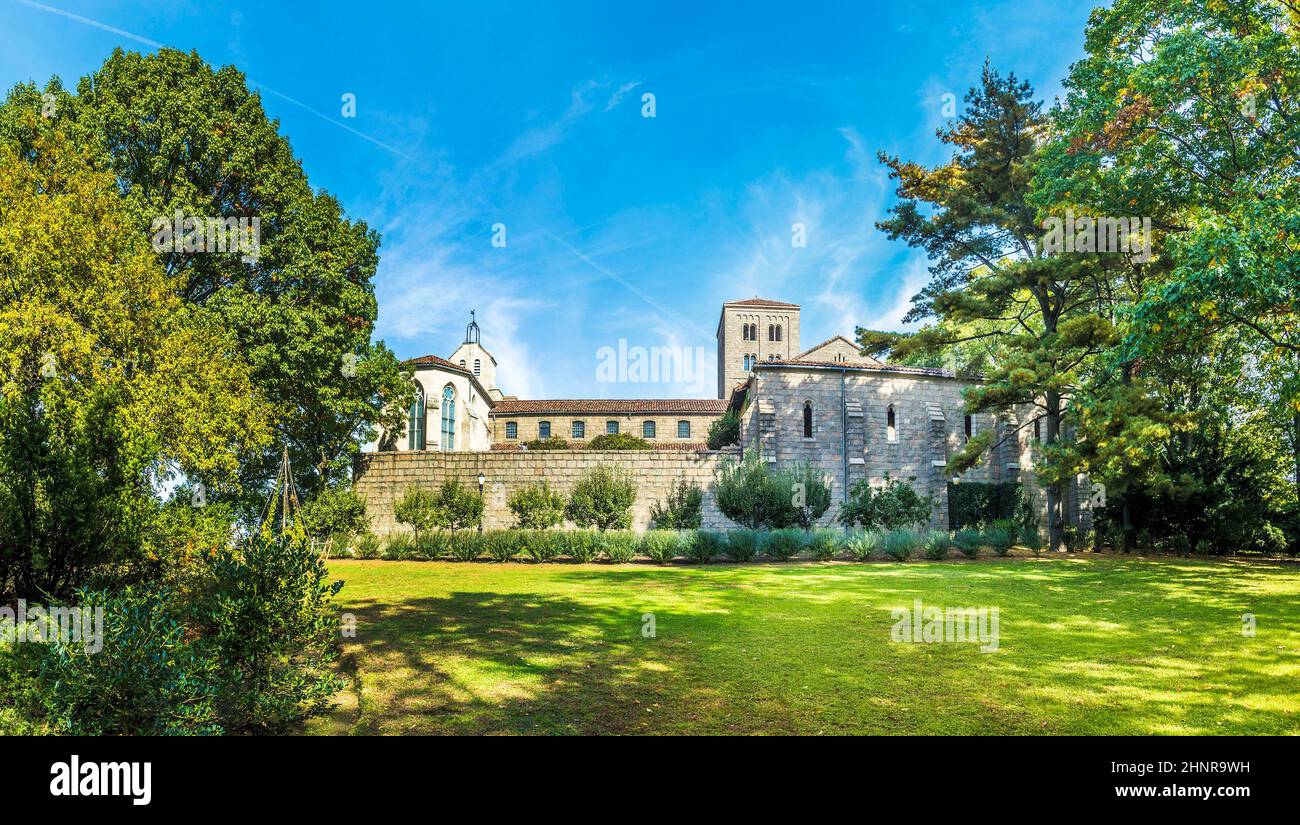 Les gens visitent le Sanctuaire au musée Cloisters de New York Banque D'Images