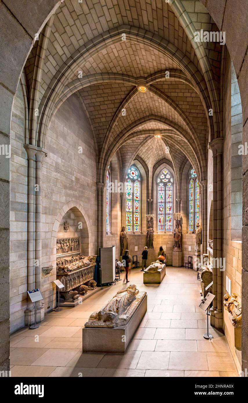 Les gens visitent le Sanctuaire au musée Cloisters de New York Banque D'Images