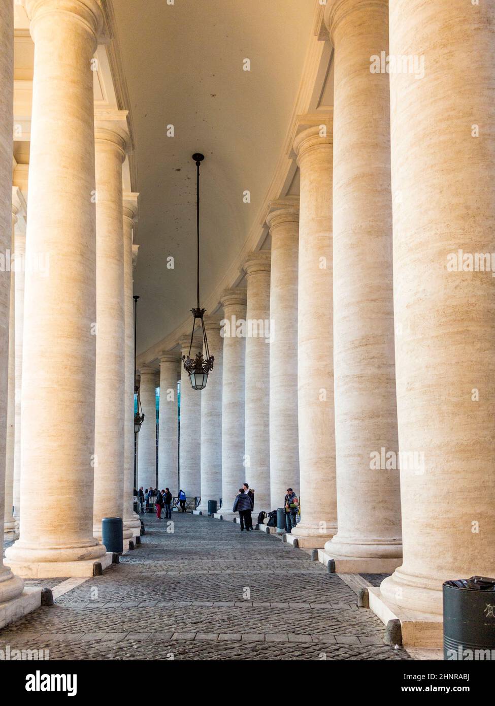 Touristes à pied de la place Saint-Pierre au Vatican Banque D'Images